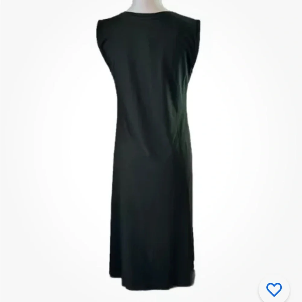 Eileen Fisher fits slightly